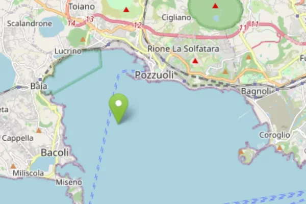 Terremoto a Napoli, forte scossa di magnitudo 4.4 sveglia la città: numerose testimonianze sui social. Epicentro in mare tra Pozzuoli e Bacoli Terremoto a Napoli, forte scossa di magnitudo 4.4 sveglia la città: numerose testimonianze sui social. Epicentro in mare tra Pozzuoli e Bacoli