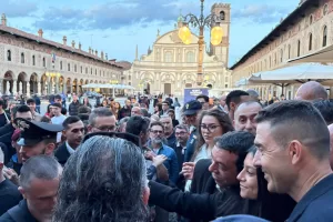 L’onda Vannacci cresce, Ravetto sbarca in Futuro Nazionale che vola nei sondaggi: la profezia del Kraken-Renzi, i popcorn e lo spettro del ’96 L’onda Vannacci cresce, Ravetto sbarca in Futuro Nazionale che vola nei sondaggi: la profezia del Kraken-Renzi, i popcorn e lo spettro del ’96