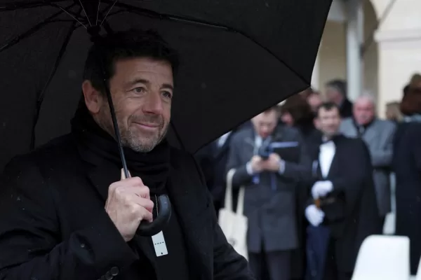 Patrick Bruel è in stato di fermo: l’attore e cantante francese è accusato di violenza sessuale Patrick Bruel è in stato di fermo: l’attore e cantante francese è accusato di violenza sessuale