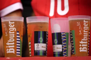 Mondiali 2026, l’Ecuador sconta birra, vino e alcolici di bassa gradazione fino al giorno della finale: l’annuncio virale del presidente Daniel Noboa Mondiali 2026, l’Ecuador sconta birra, vino e alcolici di bassa gradazione fino al giorno della finale: l’annuncio virale del presidente Daniel Noboa