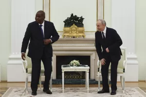 Migranti espulsi dagli Stati Uniti e spediti in Repubblica Centrafricana: l’accordo tra Trump e il presidente protetto dai mercenari di Putin Migranti espulsi dagli Stati Uniti e spediti in Repubblica Centrafricana: l’accordo tra Trump e il presidente protetto dai mercenari di Putin