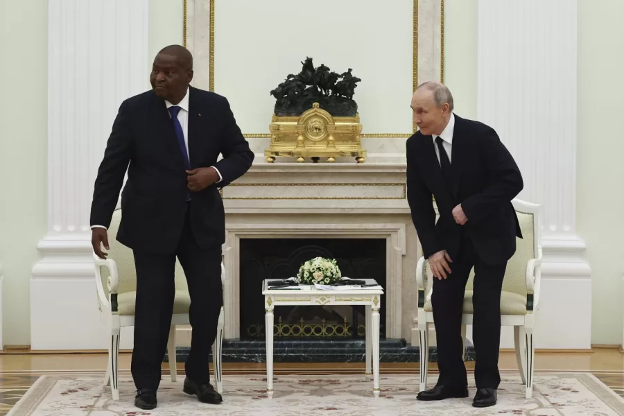 Migranti espulsi dagli Stati Uniti e spediti in Repubblica Centrafricana: l’accordo tra Trump e il presidente protetto dai mercenari di Putin