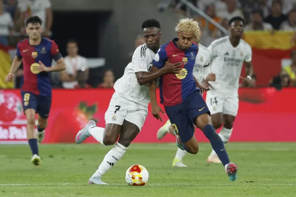 Barcelona’s Lamine Yamal, right, fights for the ball with Real Madrid’s Vinicius Junior during the Spanish Copa del Rey final soccer match between Barcelona and Real Madrid at Estadio de La Cartuja stadium in Seville, Spain, Saturday, April 26, 2025. (AP Photo/Joan Monfort)
Associated Press/LaPresse Barcelona’s Lamine Yamal, right, fights for the ball with Real Madrid’s Vinicius Junior during the Spanish Copa del Rey final soccer match between Barcelona and Real Madrid at Estadio de La Cartuja stadium in Seville, Spain, Saturday, April 26, 2025. (AP Photo/Joan Monfort)
Associated Press/LaPresse