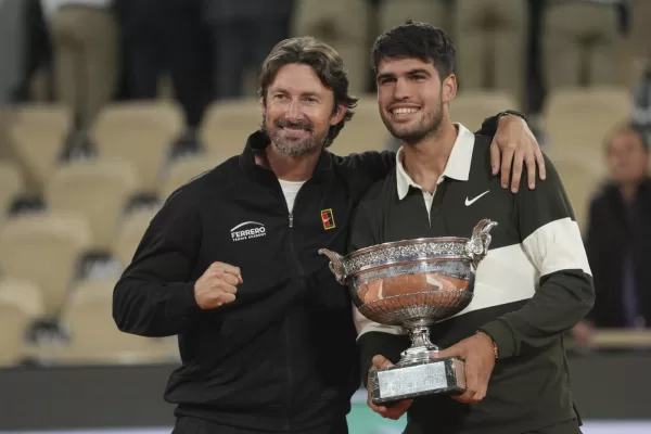 Spain’s Carlos Alcaraz, right, poses with his coach Juan Carlos Ferrero after winning the final match of the French Tennis Open against Italy’s Jannik Sinner at the Roland-Garros stadium in Paris, Sunday, June 8, 2025. (AP Photo/Thibault Camus) Spain’s Carlos Alcaraz, right, poses with his coach Juan Carlos Ferrero after winning the final match of the French Tennis Open against Italy’s Jannik Sinner at the Roland-Garros stadium in Paris, Sunday, June 8, 2025. (AP Photo/Thibault Camus)