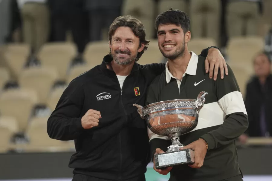 Spain’s Carlos Alcaraz, right, poses with his coach Juan Carlos Ferrero after winning the final match of the French Tennis Open against Italy’s Jannik Sinner at the Roland-Garros stadium in Paris, Sunday, June 8, 2025. (AP Photo/Thibault Camus)