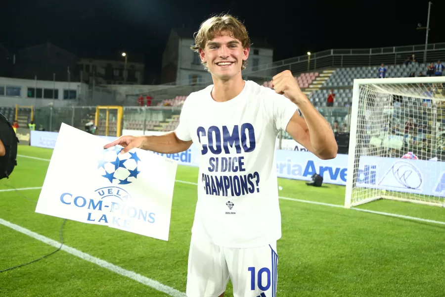 Como’s player celebrates during the Serie A soccer match between Cremonese and   Como  at the Giovanni Zini in Cremona, north west Italy – Domenica  , 24 Maggio  2026. Sport – Soccer . (Photo by Alberto Marianii/Lapresse)