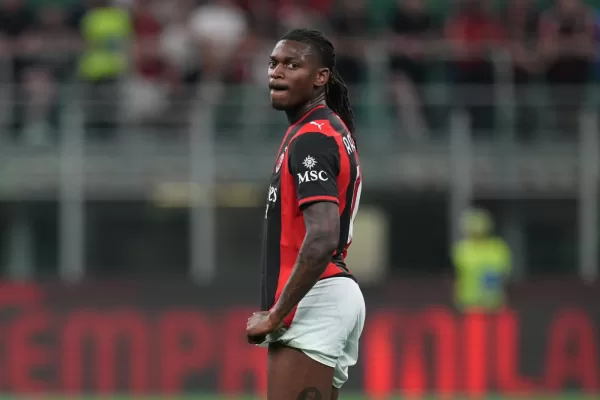 Calciomercato Milan, Leao sempre più lontano e a quel prezzo fa gola. Dove può andare l’attaccante portoghese Calciomercato Milan, Leao sempre più lontano e a quel prezzo fa gola. Dove può andare l’attaccante portoghese
