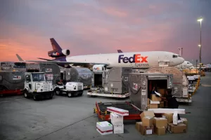 FILE – Brenda Thompson, right, loads packages into a container at the FedEx hub at Los Angeles International Airport, Dec. 2, 2013, in Los Angeles. (AP Photo/Jae C. Hong, File)
Associated Press / LaPresse
Only italy and spain FILE – Brenda Thompson, right, loads packages into a container at the FedEx hub at Los Angeles International Airport, Dec. 2, 2013, in Los Angeles. (AP Photo/Jae C. Hong, File)
Associated Press / LaPresse
Only italy and spain