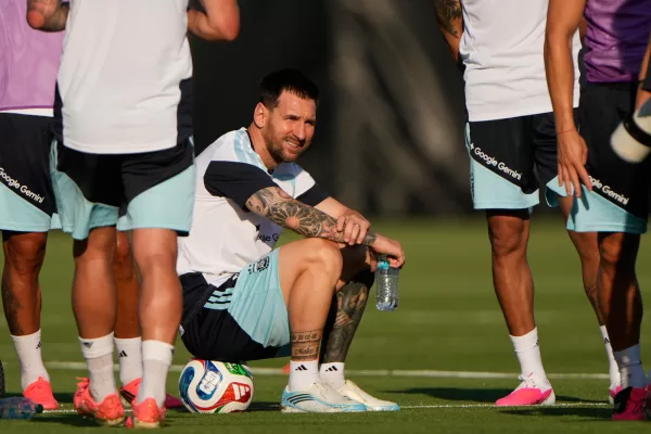Argentina forward Lionel Messi takes a break with teammates during practice for the FIFA World Cup soccer Wednesday, June 3, 2026, in Kansas City, Kan. (AP Photo/Charlie Riedel)





Associate Press/ LaPresse
Only Italy and Spain
