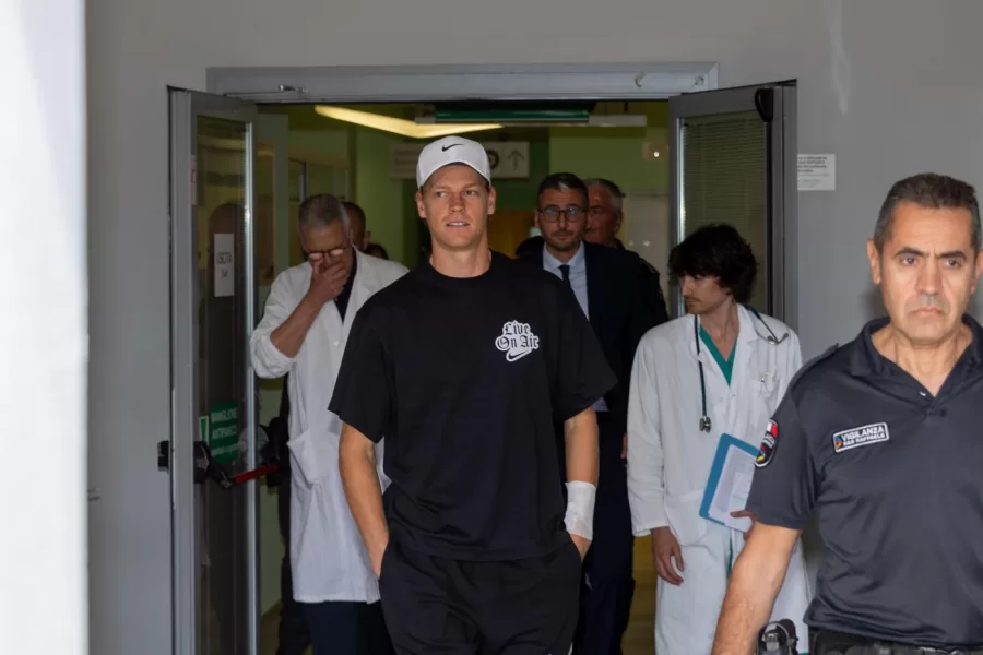 Jannick Sinner esce dallOspedale San Raffaele dopo controlli medici – Milano, Italia – Lunedì, 8 Giugno 2026 – (foto Stefano Porta / LaPresse)

Jannick Sinner leaves San Raffaele Hospital
 – Milan, Italy – Monday, June 8, 2026 (photo Stefano Porta / LaPresse)
