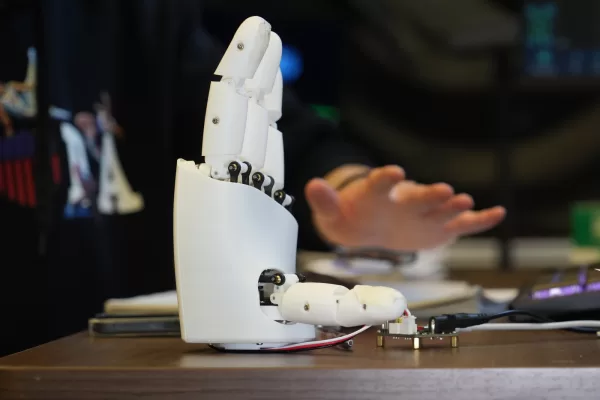 Massachusetts Institute of Technology mechanical engineering graduate student Dian Li demonstrates how an ultrasound wristband can help a robotic hand mimic full hand motions in Cambridge, Mass, on Tuesday, April 14, 2026. (AP Photo/Rodrique Ngowi)
Associate Press/ LaPresse
Only Italy and Spain Massachusetts Institute of Technology mechanical engineering graduate student Dian Li demonstrates how an ultrasound wristband can help a robotic hand mimic full hand motions in Cambridge, Mass, on Tuesday, April 14, 2026. (AP Photo/Rodrique Ngowi)
Associate Press/ LaPresse
Only Italy and Spain