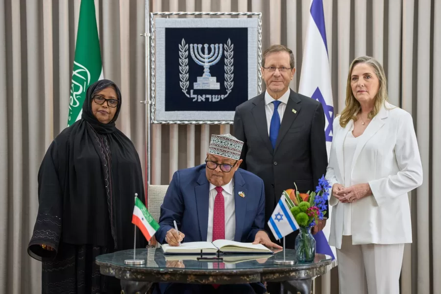 Somaliland’s president Abdirahman Mohamed Abdullahi signs the guest book with and his wife first lady Fardowsa Mohamed Roble and Israeli President Isaac Herzog and his wife Michal Herzog at the presidential residence in Jerusalem, Sunday, Jun 14, 2026. (AP Photo/Ohad Zwigenberg)





Associate Press/ LaPresse
Only Italy and Spain