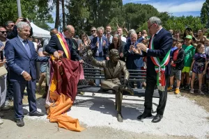 Alberto Sordi, nel giorno del compleanno inaugurata la statua a Villa De Sanctis Alberto Sordi, nel giorno del compleanno inaugurata la statua a Villa De Sanctis