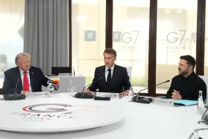 From left, U.S. President Donald Trump, French President Emmanuel Macron and Ukrainian President Volodymyr Zelenskyy during a working session at the G7 summit in Evian-les-Bains, France, Tuesday, June 16, 2026. (AP Photo/Thibault Camus, Pool)
Associate Press/ LaPresse
Only Italy and Spain
Associate Press/ LaPresse
Only Italy and Spain From left, U.S. President Donald Trump, French President Emmanuel Macron and Ukrainian President Volodymyr Zelenskyy during a working session at the G7 summit in Evian-les-Bains, France, Tuesday, June 16, 2026. (AP Photo/Thibault Camus, Pool)
Associate Press/ LaPresse
Only Italy and Spain
Associate Press/ LaPresse
Only Italy and Spain