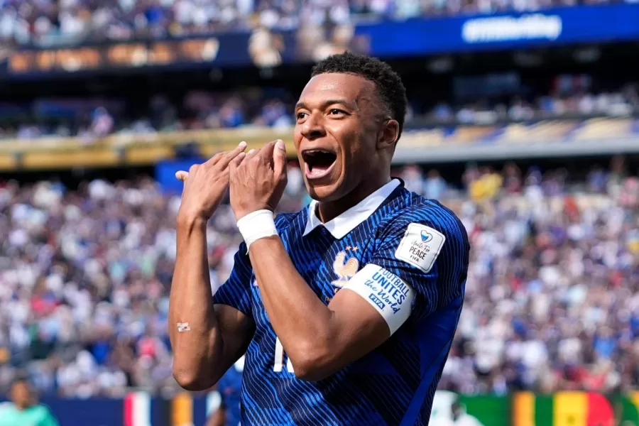 France’s Kylian Mbappe celebrates after scoring the opening goal of his team during the World Cup Group I soccer match between France and Senegal in East Rutherford, N.J., near New York, Tuesday, June 16, 2026. (AP Photo/Frank Franklin II) 



Associated Press / Lapresse
Only italy and spain