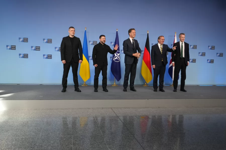 From left, Ukraine’s Defense Minister Mykhailo Fedorov, Ukraine’s President Volodymyr Zelenskyy, NATO Secretary General Mark Rutte, Germany’s Defense Minister Boris Pistorius and Britain’s Defense Secretary Dan Jarvis pose for a group photo prior to a meeting of the Ukraine Defense Contact Group at NATO headquarters in Brussels, Thursday, June 18, 2026. (AP Photo/Virginia Mayo)





Associate Press/ LaPresse
Only Italy and Spain