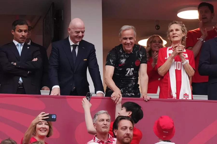 Canada’s Prime Minister Mark Carney, center, and his wife Diana Fox Carney cheer alongside FIFA President Gianni Infantino, second left, and FIFA Vice President Victor Montagliani, right, prior to the World Cup Group B soccer match between Canada and Qatar in Vancouver, British Columbia, Thursday, June 18, 2026. (Darryl Dyck/The Canadian Press via AP)





Associate Press/ LaPresse
Only Italy and Spain