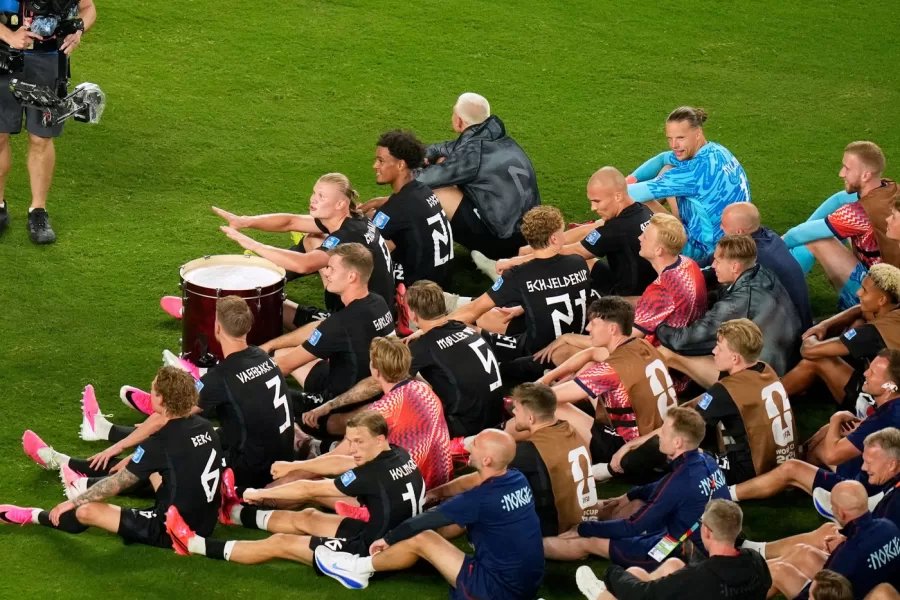 Norway’s players perform a rowing ritual during the World Cup Group I soccer match between Norway and Senegal in East Rutherford, N.J., near New York, Monday, June 22, 2026. (AP Photo/Seth Wenig)