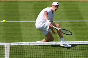 Sinner pronto per Wimbledon: “Dopo Parigi ho staccato per un po’, avevo bisogno di fermarmi. Gli allenamenti qui? Ha fatto caldo”