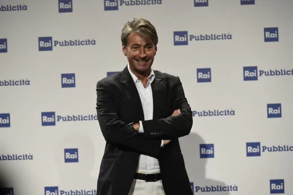 Milo Infante saluta la Rai e si appresta a trasferirsi a Mediaset: l’indiscrezione che scuote la tv Milo Infante saluta la Rai e si appresta a trasferirsi a Mediaset: l’indiscrezione che scuote la tv