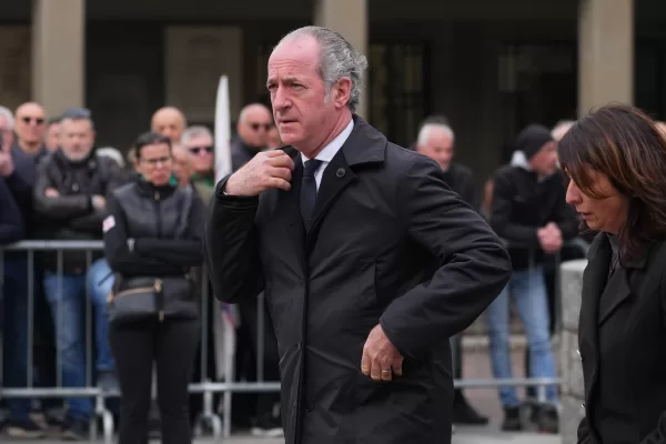 Luca Zaia al Funerale del fondatore della Lega Umberto Bossi presso l’abbazia San Giacomo di Pontida Milano (Italy) March 22, 2026 (Photo Claudio Furlan/LaPresse)
Funeral of Lega founder Umberto Bossi at the Abbey of San Giacomo in Pontida, Milan (Italy), 22 March 2026 (Photo: Claudio Furlan/LaPresse) Luca Zaia al Funerale del fondatore della Lega Umberto Bossi presso l’abbazia San Giacomo di Pontida Milano (Italy) March 22, 2026 (Photo Claudio Furlan/LaPresse)
Funeral of Lega founder Umberto Bossi at the Abbey of San Giacomo in Pontida, Milan (Italy), 22 March 2026 (Photo: Claudio Furlan/LaPresse)