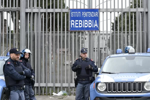Oltre il muro, carcere e crisi dello Stato sociale Oltre il muro, carcere e crisi dello Stato sociale