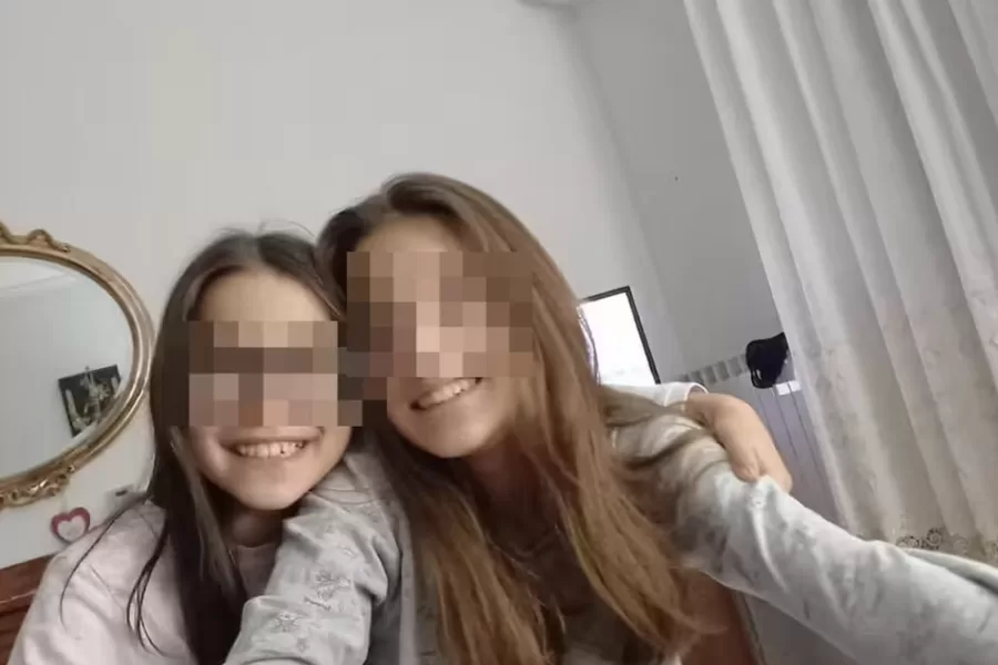 Sorelle scomparse ritrovate a casa di uno zio della madre. Il padre accusa un malore: “Diceva che erano morte, maledetta” Sorelle scomparse ritrovate a casa di uno zio della madre. Il padre accusa un malore: “Diceva che erano morte, maledetta”