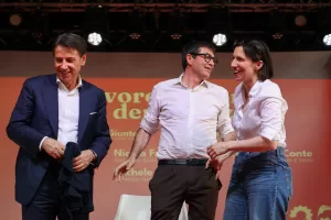 Fiom in festa incontro con il campo largo: Schlein, Conte, Fratoianni presso piazza lucio dalla
Bologna (Italia) 19 Giugno 2026
(Photo Guido Calamosca / LaPresse)
Fiom celebrates meeting with the wide field: Schlein, Conte, Fratoianni at Piazza Lucio Dalla
jun 19, 2026 – Bologna – Italia
(Guido Calamosca/ LaPresse ) Fiom in festa incontro con il campo largo: Schlein, Conte, Fratoianni presso piazza lucio dalla
Bologna (Italia) 19 Giugno 2026
(Photo Guido Calamosca / LaPresse)
Fiom celebrates meeting with the wide field: Schlein, Conte, Fratoianni at Piazza Lucio Dalla
jun 19, 2026 – Bologna – Italia
(Guido Calamosca/ LaPresse )