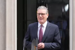 Starmer in lacrime si dimette da primo ministro: “Il partito non crede più in me. Lascio il lavoro più importante del mondo”
