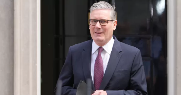 Starmer in lacrime si dimette da primo ministro: “Il partito non crede più in me. Lascio il lavoro più importante del mondo”