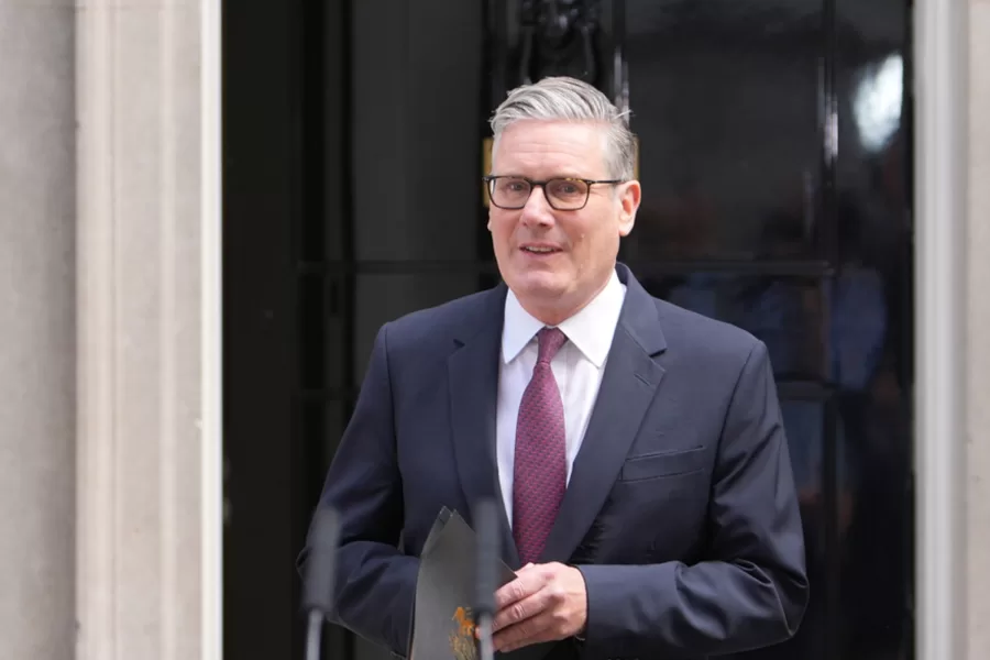 Starmer in lacrime si dimette da primo ministro: “Il partito non crede più in me. Lascio il lavoro più importante del mondo”