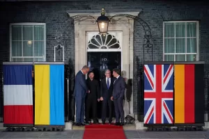 Britain’s Prime Minister Keir Starmer, second from right, stands with France’s President Emmanuel Macron, right, Ukraine’s President Volodymyr Zelenskyy, second from left, and Germany’s Chancellor Friedrich Merz, on the doorstep of 10 Downing Street after their meeting in, London, Sunday, June 7, 2026. (AP Photo/Alberto Pezzali) Britain’s Prime Minister Keir Starmer, second from right, stands with France’s President Emmanuel Macron, right, Ukraine’s President Volodymyr Zelenskyy, second from left, and Germany’s Chancellor Friedrich Merz, on the doorstep of 10 Downing Street after their meeting in, London, Sunday, June 7, 2026. (AP Photo/Alberto Pezzali)