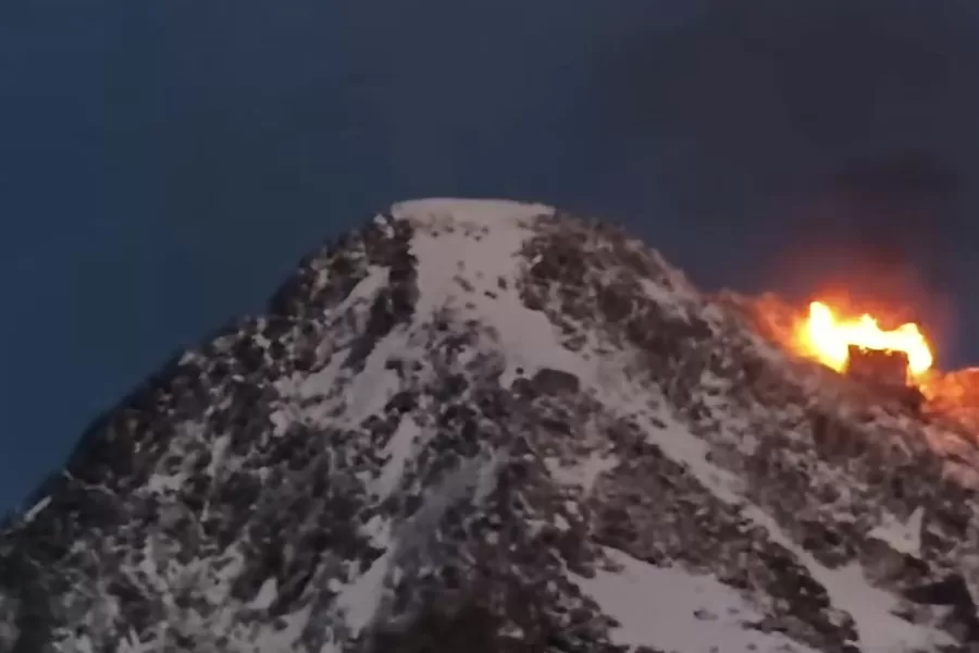 In fiamme Capanna Faustinelli, un incendio distrugge il rifugio sull’Adamello