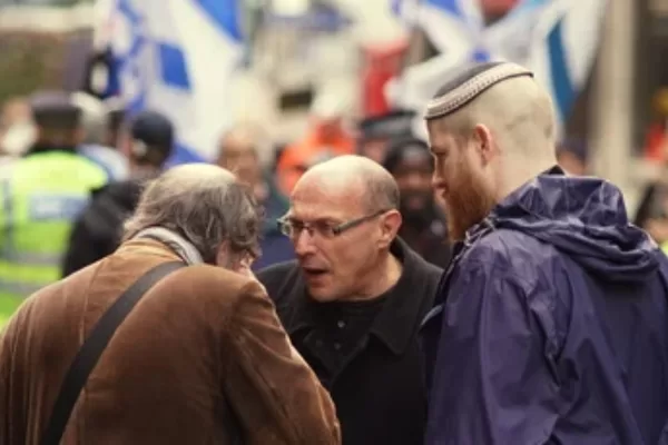 David Collier, il giornalista in prima linea che smaschera la propaganda di Hamas