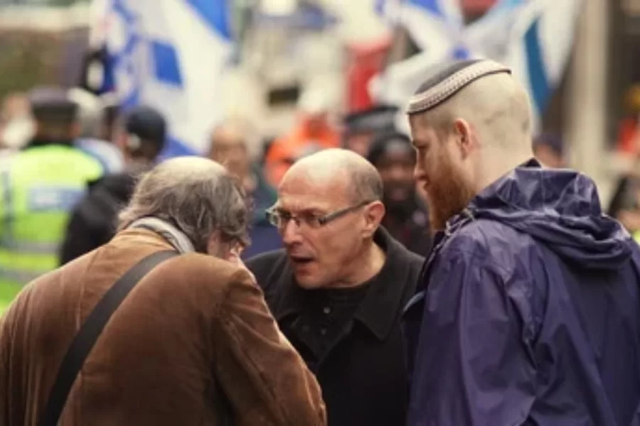 David Collier, il giornalista in prima linea che smaschera la propaganda di Hamas