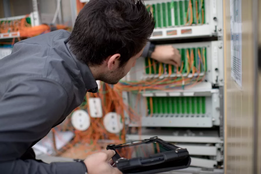 ORANGE SOCIETA’ DI TELECOMUNICAZIONI TECNICO SPECIALIZZATO CONNESSIONE INTERNET FIBRA INSTALLAZIONE
