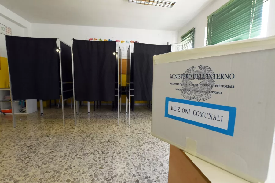 ELEZIONI  SECONDO TURNO AMMINISTRATIVE   SEGGIO  CABINE  URNA