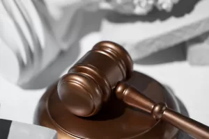 Francia e Italia, la stessa giustizia malata tra burocrazia, lentezza e corporativismo Francia e Italia, la stessa giustizia malata tra burocrazia, lentezza e corporativismo
