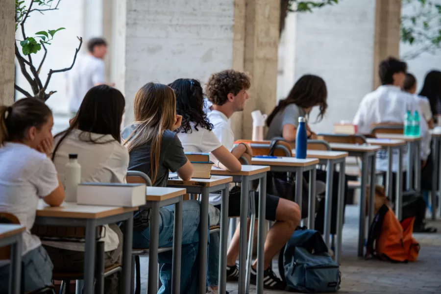 Tutte le tracce complete della Maturità 2026: Pavese, Brancati, Furedi, Saragat, Calabresi, Bianucci tra gli autori
