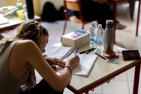 Maturità 2026, parla la signora delle tracce: “Un prof. fece il galante per estorcermi informazioni. La scelta finale spetta al Ministro” Maturità 2026, parla la signora delle tracce: “Un prof. fece il galante per estorcermi informazioni. La scelta finale spetta al Ministro”