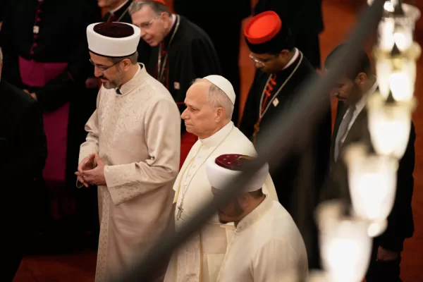 Pope Leo XIV visits the Ottoman-era Sultan Ahmed or Blue Mosque, in Istanbul, Turkey, Saturday, Nov. 29, 2025. (AP Photo/Emrah Gurel)
Associate Press/ LaPresse
Only Italy and Spain Pope Leo XIV visits the Ottoman-era Sultan Ahmed or Blue Mosque, in Istanbul, Turkey, Saturday, Nov. 29, 2025. (AP Photo/Emrah Gurel)
Associate Press/ LaPresse
Only Italy and Spain