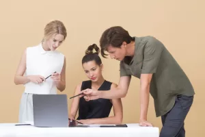 Il paradosso del mondo del lavoro: vogliamo i giovani ma “con esperienza specifica”, così via ai contratti brevi e non all’apprendistato Il paradosso del mondo del lavoro: vogliamo i giovani ma “con esperienza specifica”, così via ai contratti brevi e non all’apprendistato