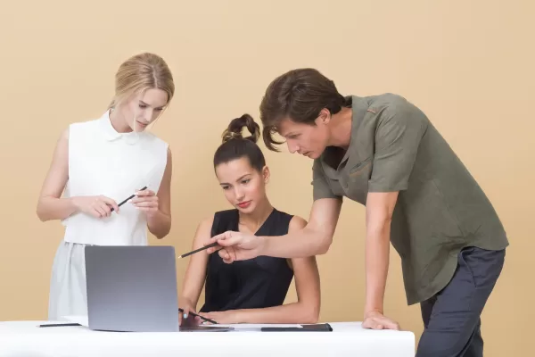 Il paradosso del mondo del lavoro: vogliamo i giovani ma “con esperienza specifica”, così via ai contratti brevi e non all’apprendistato Il paradosso del mondo del lavoro: vogliamo i giovani ma “con esperienza specifica”, così via ai contratti brevi e non all’apprendistato