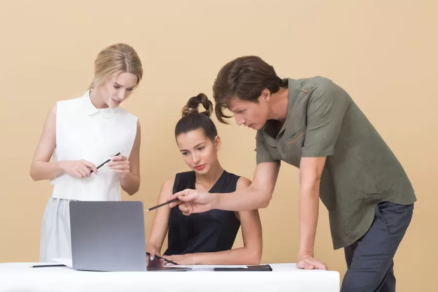 Il paradosso del mondo del lavoro: vogliamo i giovani ma “con esperienza specifica”, così via ai contratti brevi e non all’apprendistato