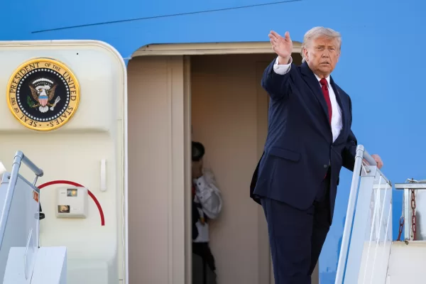 US President Donald Trump waves as he boards Air Force One at Geneva Airport, following the G7 summit in nearby Evian-les-Bains, France, in Geneva, Switzerland, Wednesday, June 17, 2026. (Martial Trezzini/Keystone/Pool via AP)





Associate Press/ LaPresse
Only Italy and Spain