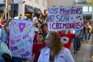 El Paso residents march in solidarity with migrants, Monday, March 24, 2025, in downtown El Paso, Texas. The sign reads in Spanish: “Migrants are not criminals!”. (AP Photo/Andres Leighton)
Associated Press / LaPresse
Only italy and Spain El Paso residents march in solidarity with migrants, Monday, March 24, 2025, in downtown El Paso, Texas. The sign reads in Spanish: “Migrants are not criminals!”. (AP Photo/Andres Leighton)
Associated Press / LaPresse
Only italy and Spain