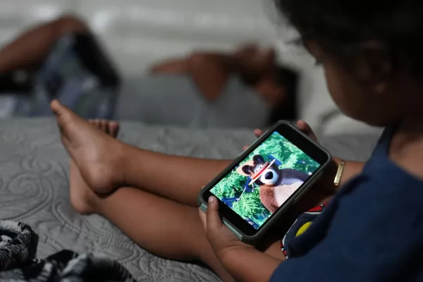 Il “compagno artificiale” dei nostri figli, così ci siamo messi un estraneo dentro casa. “Credo di essere incinta. Come risolvo?”, nella risposta non esiste la parola genitori…