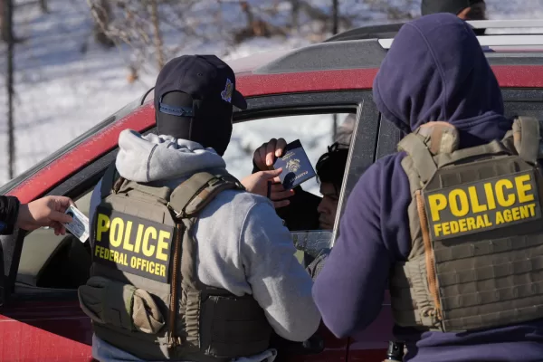 Federal agents make a traffic stop on a U.S. citizen as they provide their identification including a passport on Tuesday, Jan. 27, 2026, in Minneapolis. (AP Photo/Adam Gray)





Associate Press/ LaPresse
Only Italy and Spain