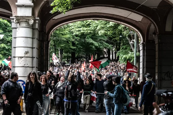 corteo del primo maggio a torino, scontri tra polizia e manifestanti di Askatasuna vicino all’ex centro sociale venerdi 01  maggio 2026 – ( Photo Daniele Solavaggione / LaPresse )
May Day march in Turin, clashes between police and Askatasuna protesters near the former social center friday 01 may (photo Daniele Solavaggione/LaPresse