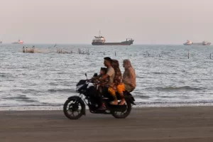 Cargo and service vessels line the horizon as people ride a motorcycle along the Strait of Hormuz, off Bandar Abbas, Iran, Sunday, May 31, 2026. (Amirhosein Khorgooi/ISNA via AP)
Associated Press / LaPresse
Only italy and spain Cargo and service vessels line the horizon as people ride a motorcycle along the Strait of Hormuz, off Bandar Abbas, Iran, Sunday, May 31, 2026. (Amirhosein Khorgooi/ISNA via AP)
Associated Press / LaPresse
Only italy and spain